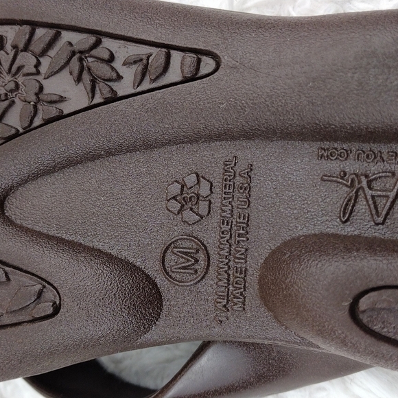 OKA b. Elle Brown PVC Rubber Round Toe Thong Slip On Flat Flop Sandal Shoe - Picture 9 of 13